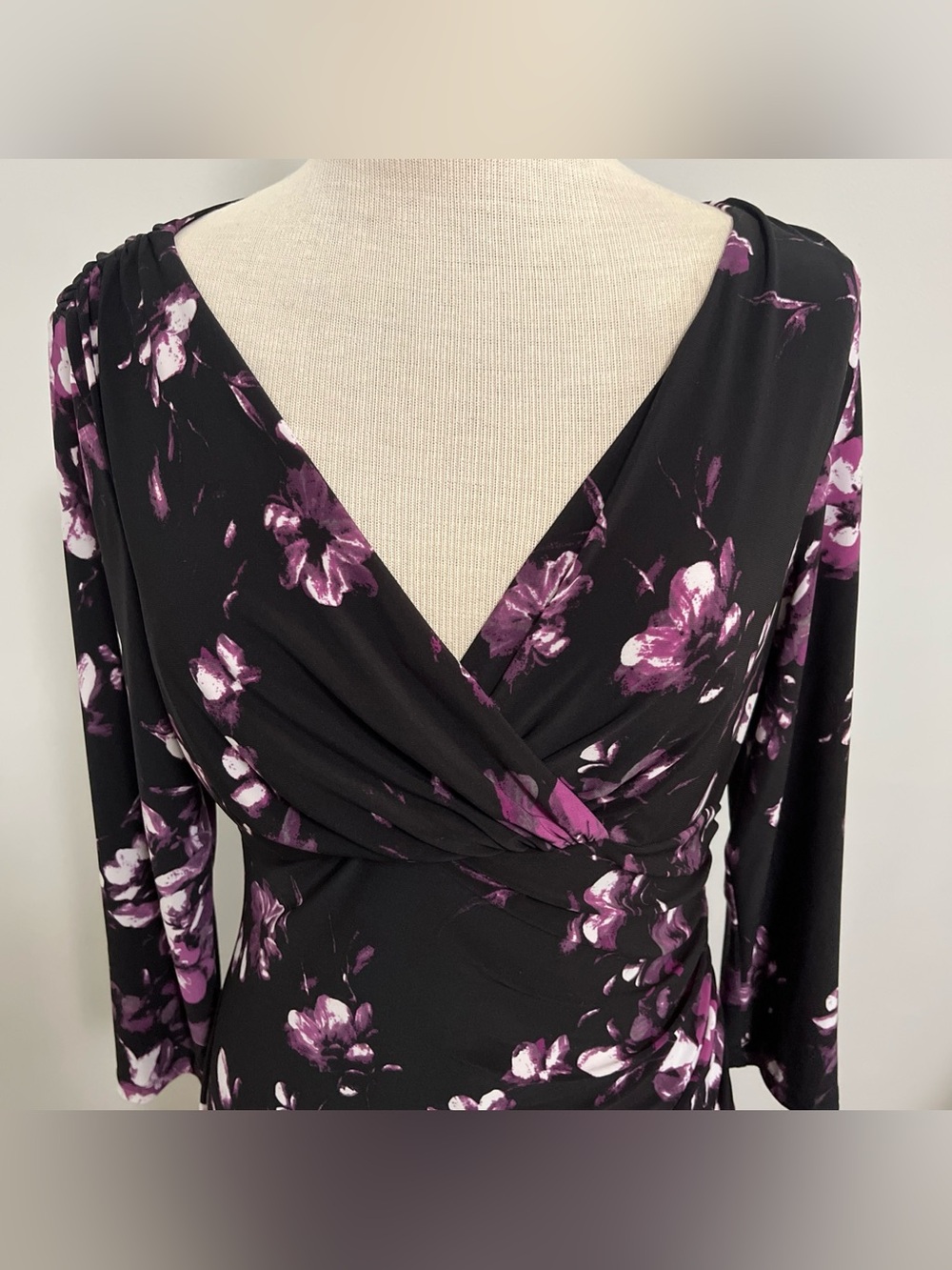 Lauren Ralph Lauren Floral V-Neck Ruched Dress - Picture 2 of 7